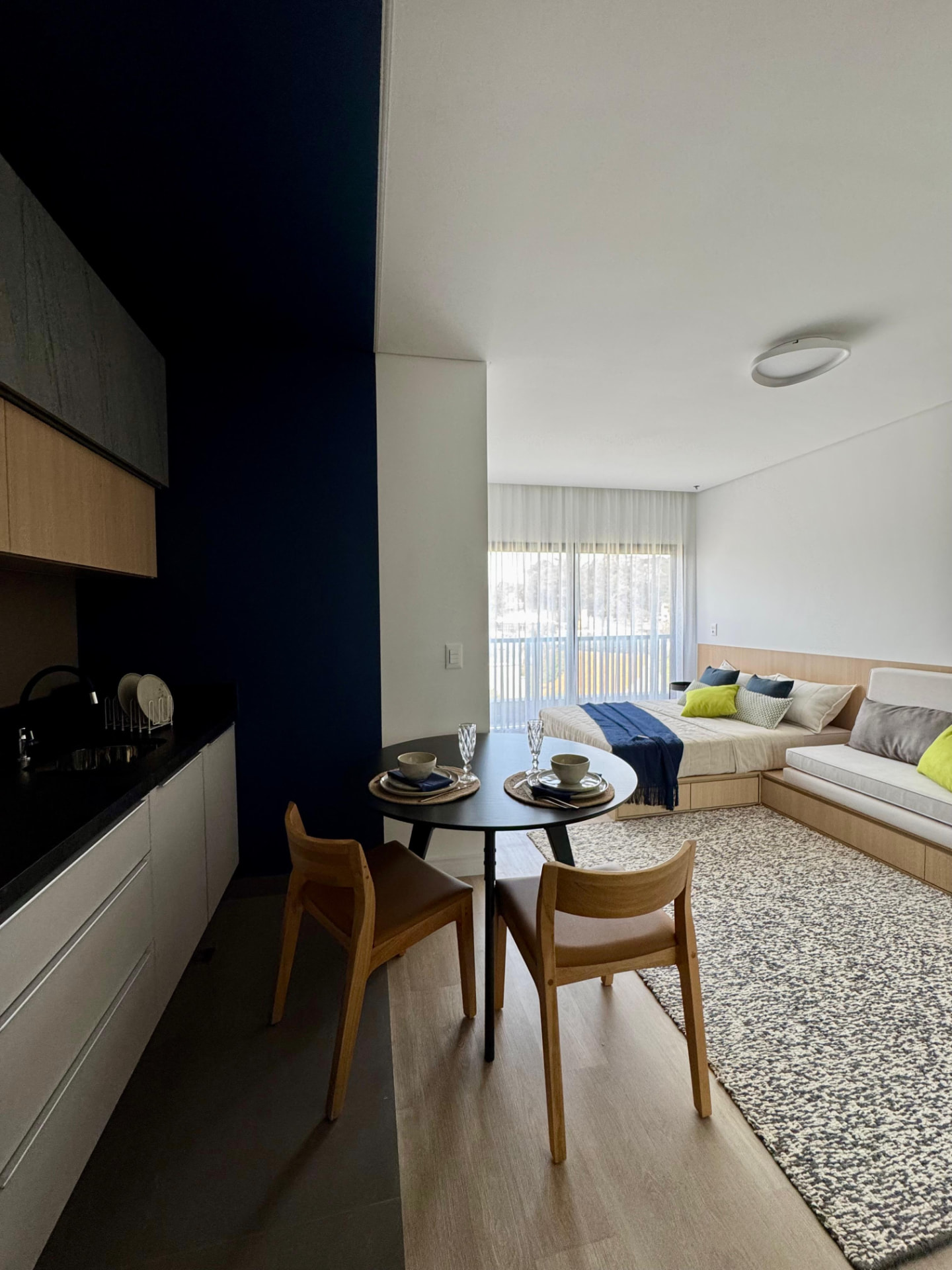 Studio com cozinha em azul marinho