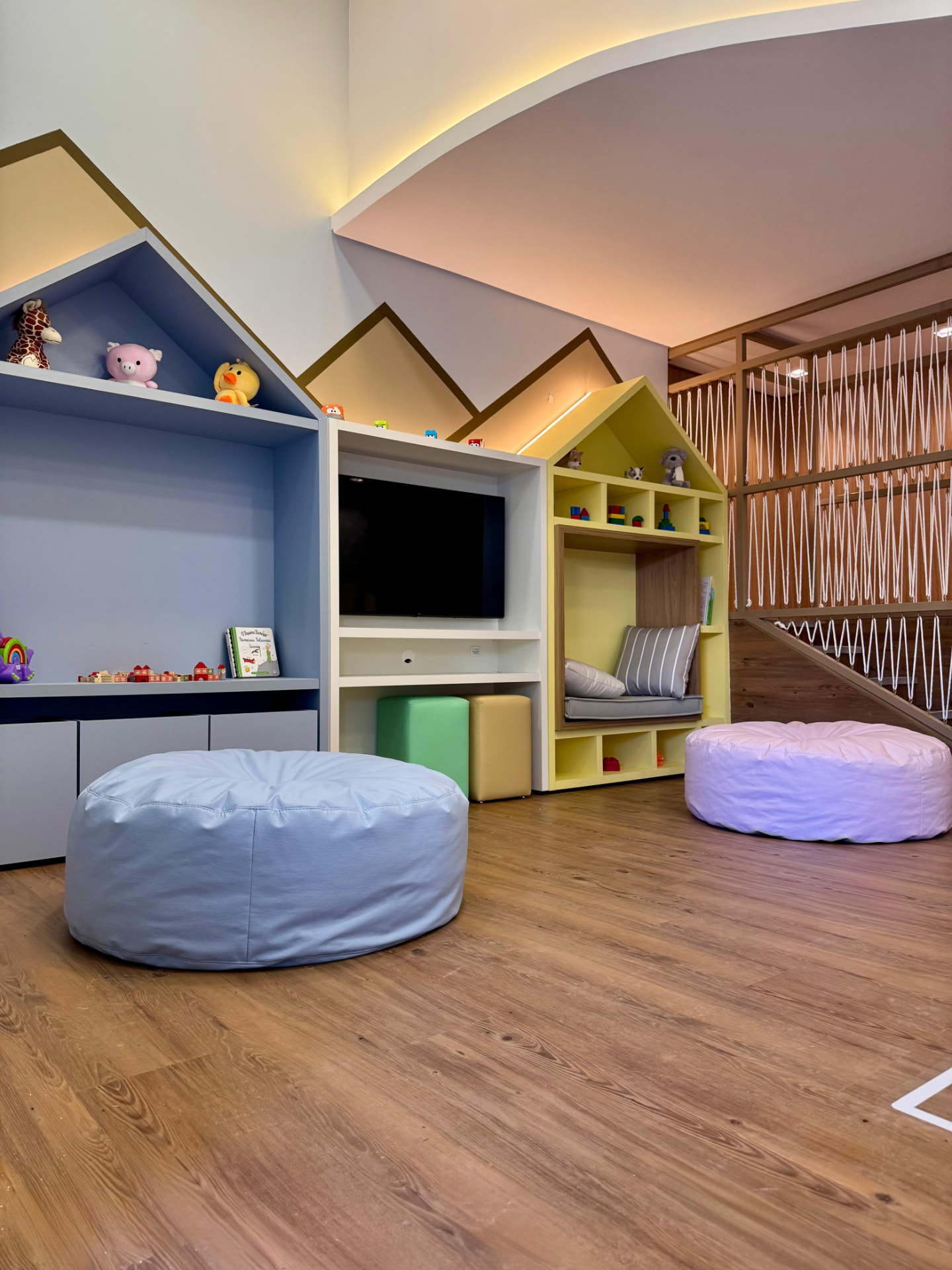 Área infantil colorida com nichos em formato de casa