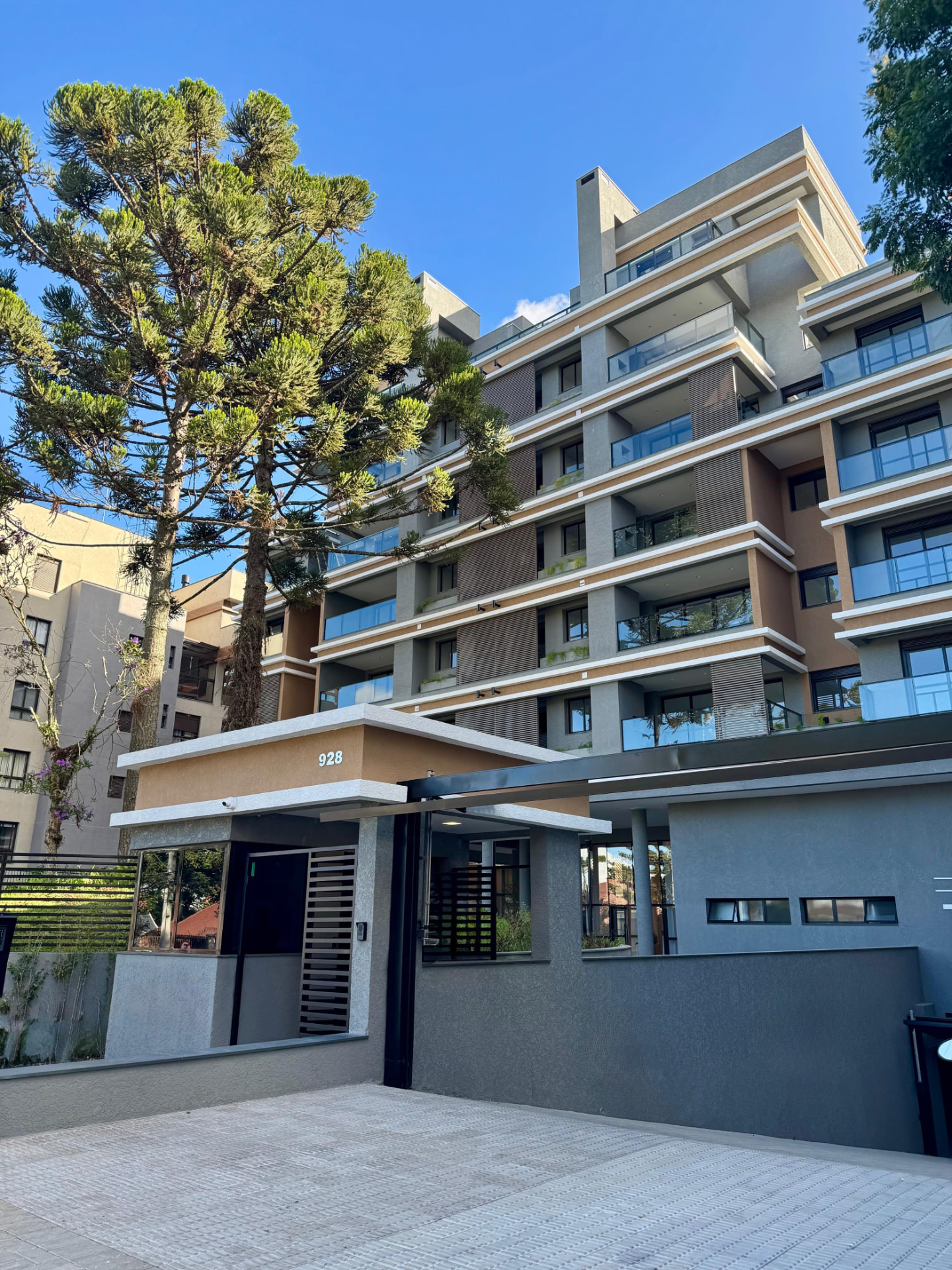 Edifício residencial de alto padrão em Curitiba com fachada executada pela Realizza